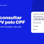 Arte informativa em fundo azul vibrante com o título em destaque: “Como consultar sua RPV pelo CPF”. Abaixo, texto complementar informa: “Grátis, sem senha e sem advogado. Veja onde está o seu dinheiro.” No canto superior esquerdo há um selo com a mensagem “PASSO A PASSO” seguido de “TRF1 ao TRF6”. À direita, uma ilustração de uma interface de consulta de requisições mostra um campo para CPF, ícone de pesquisa e informações de resultado, incluindo procedimento “RPV”, situação “Depositado” e banco “Caixa”. No canto inferior esquerdo aparece a frase “Atualizado para 2026”. O design utiliza elementos visuais modernos, cantos arredondados e cores azul, branco e cinza, remetendo a tecnologia, consulta online e serviços financeiros relacionados a precatórios e RPVs.